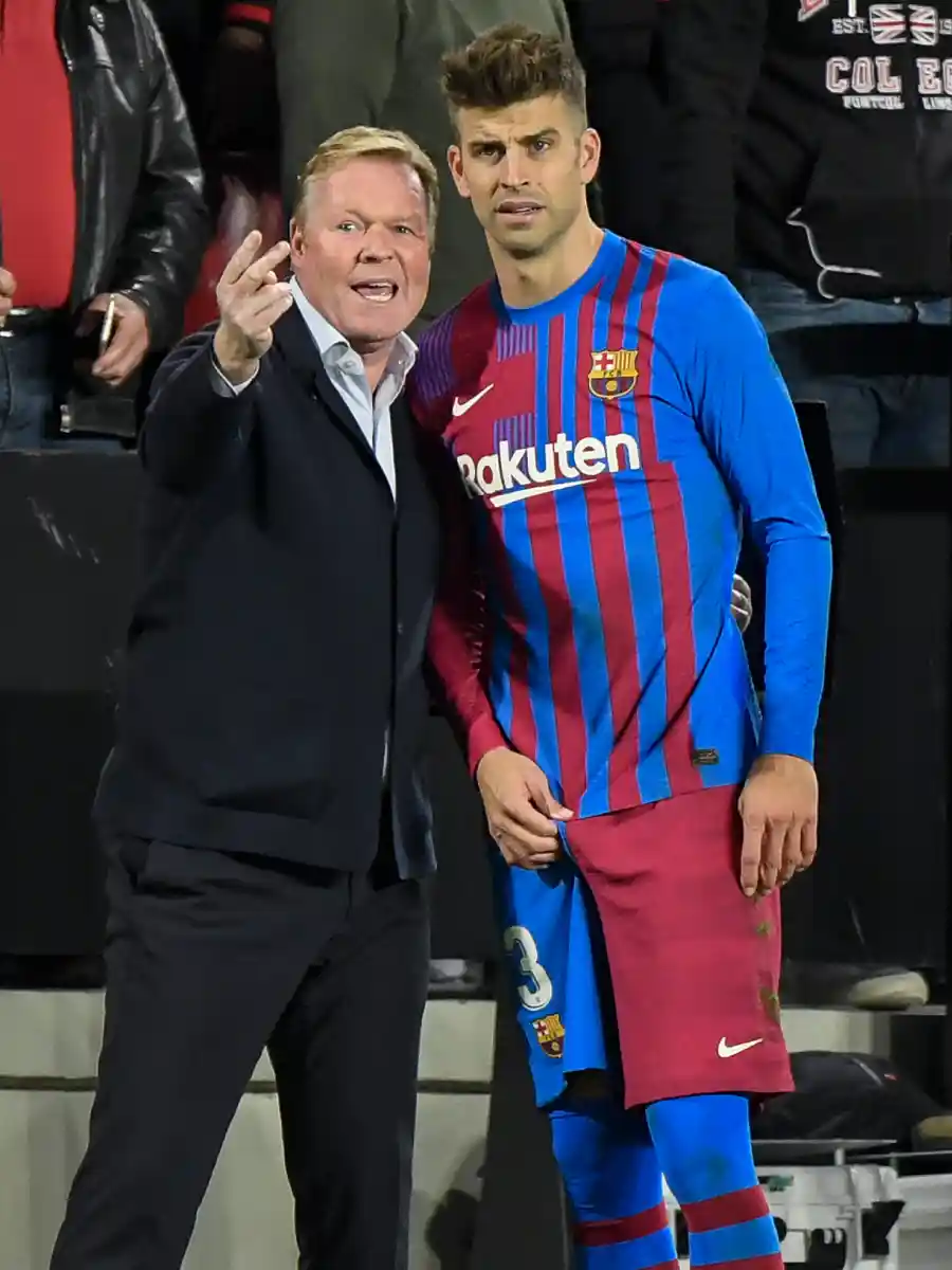 Ronald Koeman juntoa Gerard Pique