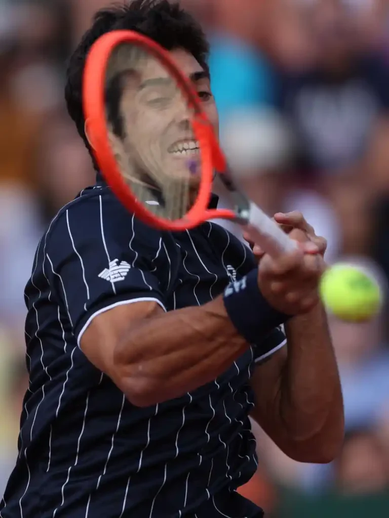 Christian Garín juega una devolución de derecha al ruso Andrey Rublev