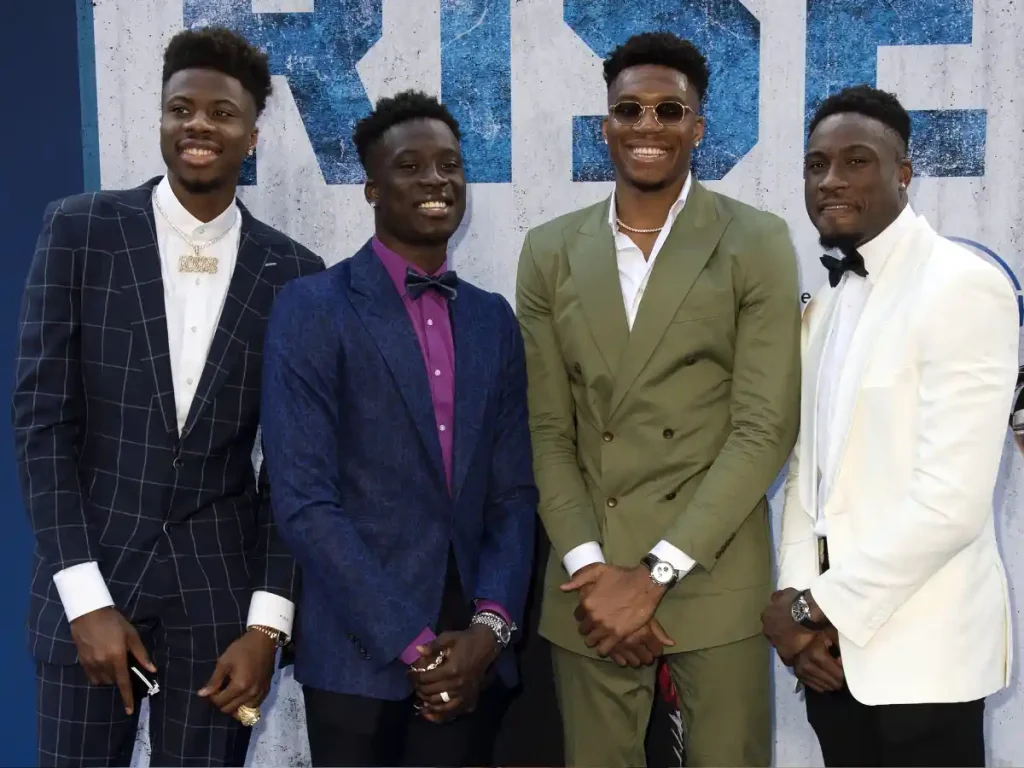 Kostas Antetokounmpo, Alex Antetokounmpo, Giannis Antetokounmpo y Thanasis Antetokounmpo asisten al estreno de "Rise" el 22 de junio de 2022 en Burbank, California.