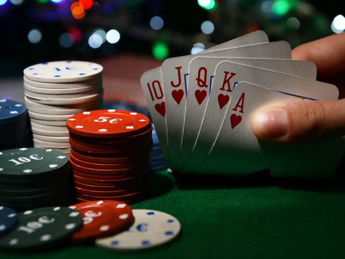 ¿Qué acciones puede realizar un jugador en una partida de póker?