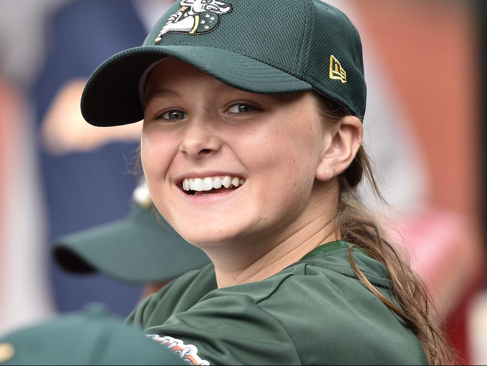 Genevieve Beacom primera mujer australiana en jugar beisbol profesional mujer deportista