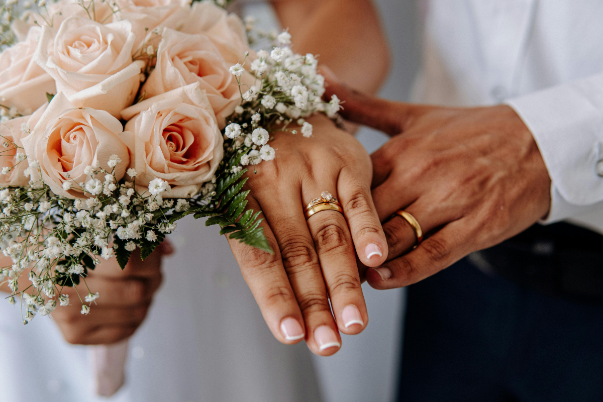 Anillos-de-compromiso-para-mujer_-Tendencias-que-no-pasan-de-moda-MiCasino.com